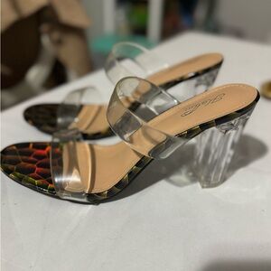 Chunky heel with brown iridescent colors